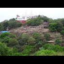 Blick vom Hügel mit den Udayagiri-Höhlen auf den gegenüberliegenden Hügel mit den Khandagiri-Höhlen und den Khandagiri Jain-Tempel